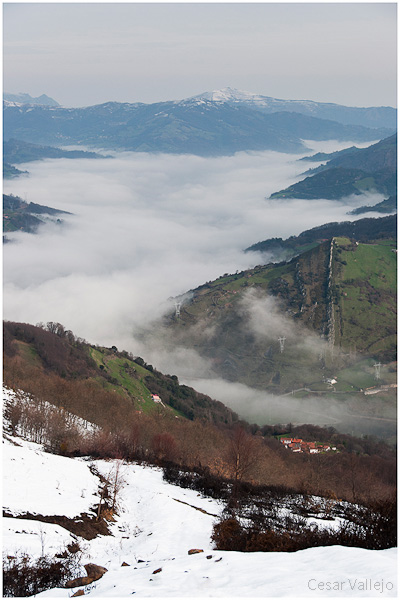Valle de Lena bajo la niebla