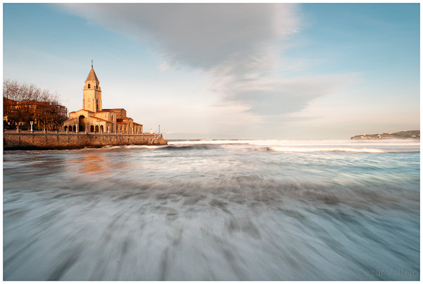 Marea alta en la playa de Gijon